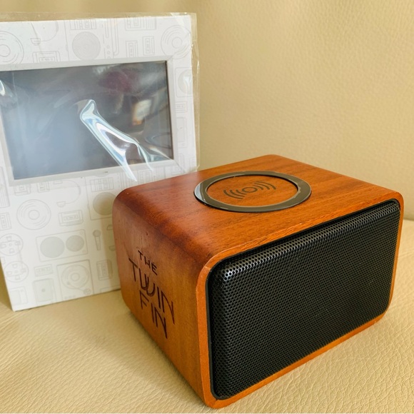Bluetooth Speaker - Black and Brown Mahogany New in box Engraved The Twin Fin - Picture 2 of 14